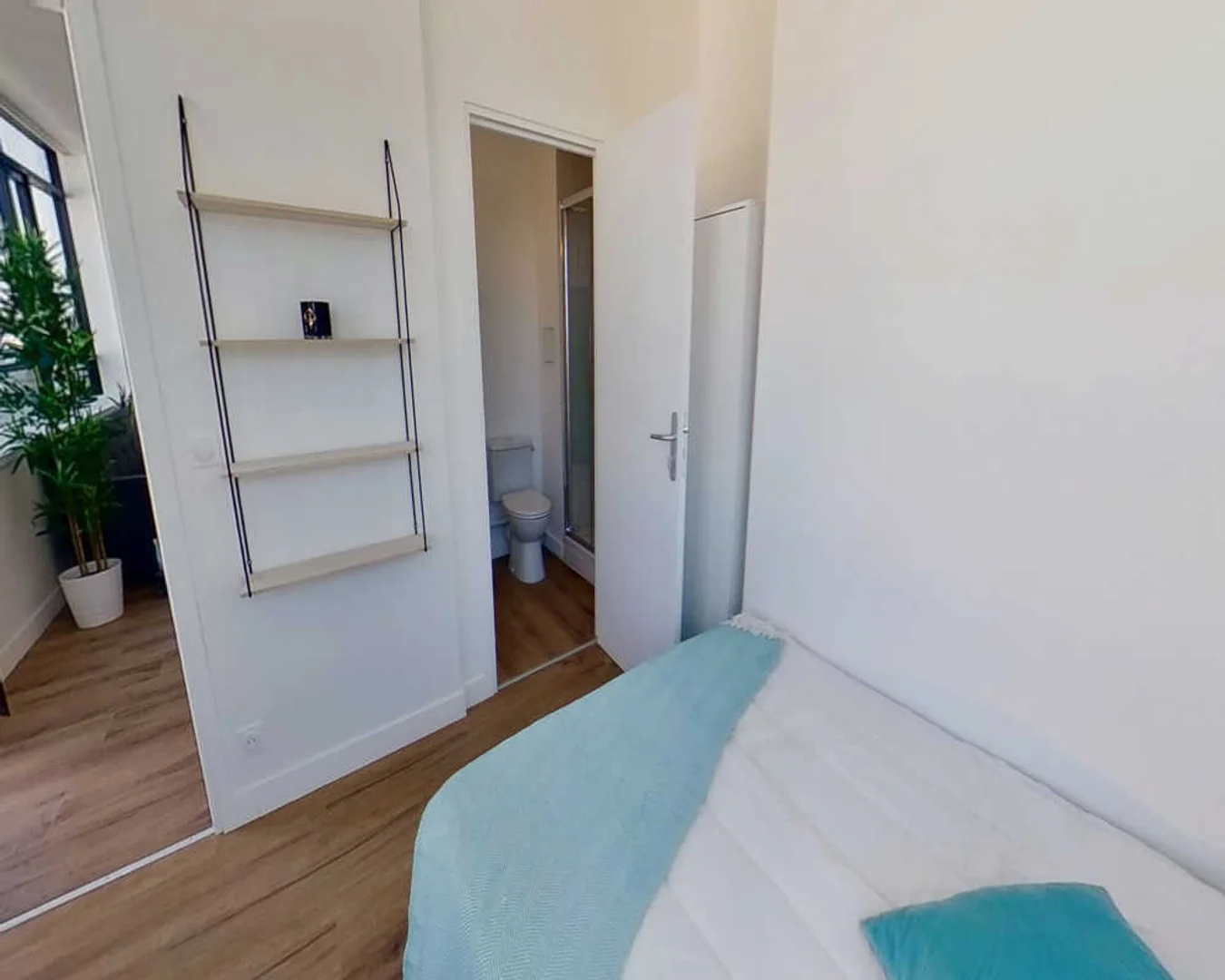 Economical student room with convenient location in 