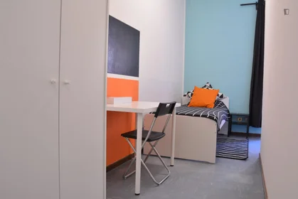 Quarto privado em Via Tigellio, imagem 1 de 9