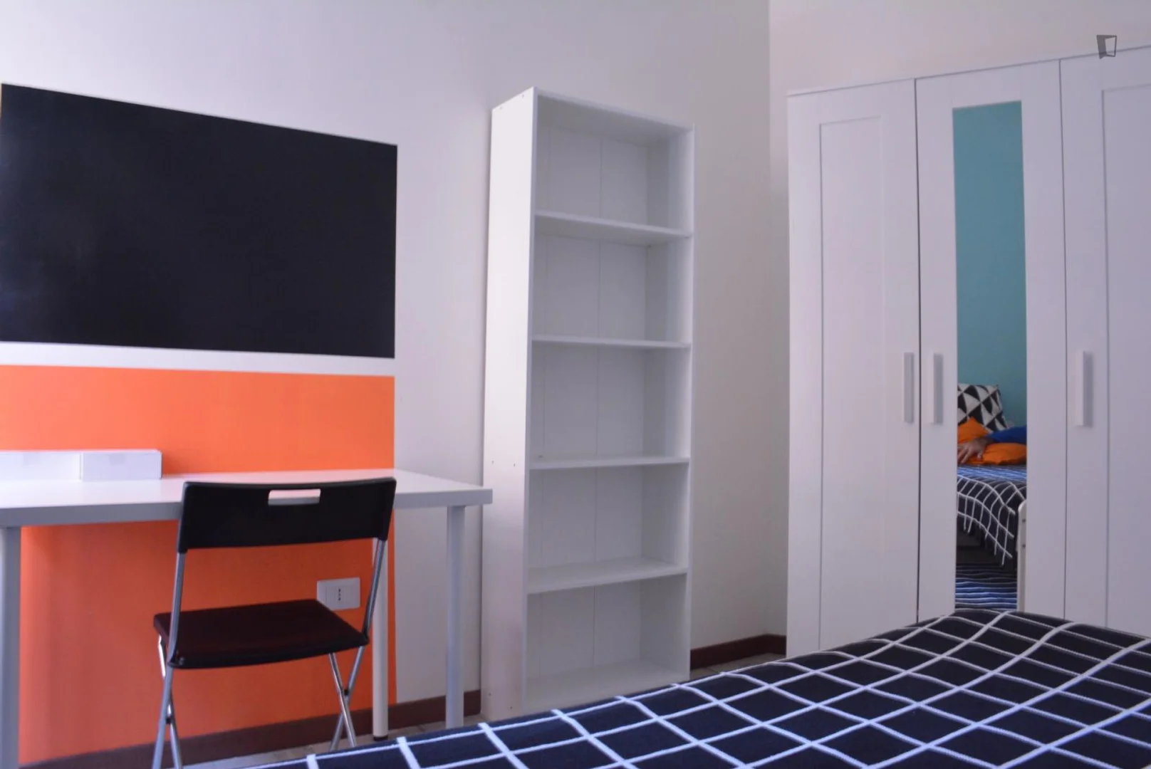 Habitación estudiantil funcional perfecta para estudiar en 