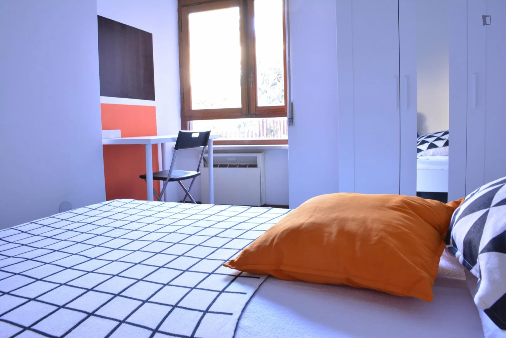 Habitación estudiantil funcional perfecta para estudiar en 