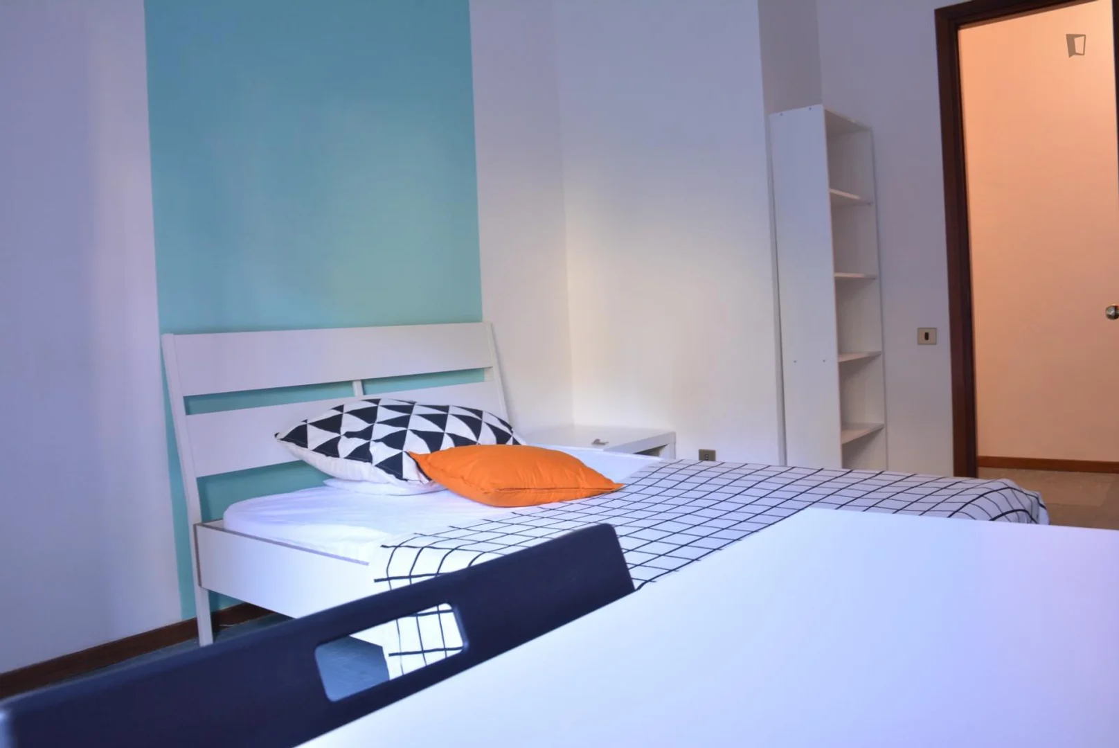 Habitación estudiantil funcional perfecta para estudiar en 