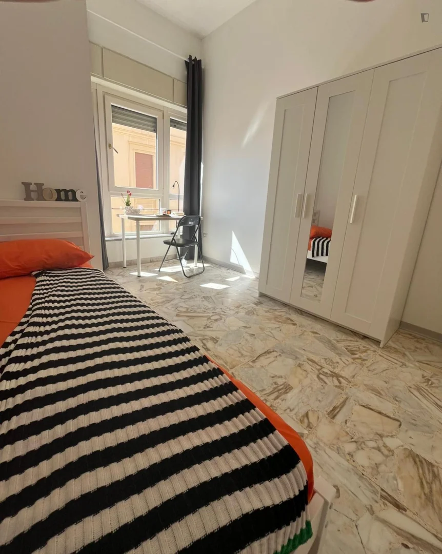 Habitación en apartamento estudiantil en alquiler en , completamente amueblado