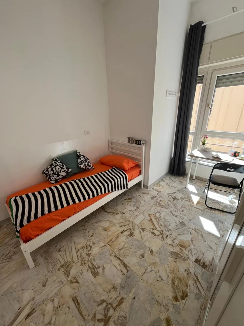 Habitación estudiantil funcional perfecta para estudiar en 