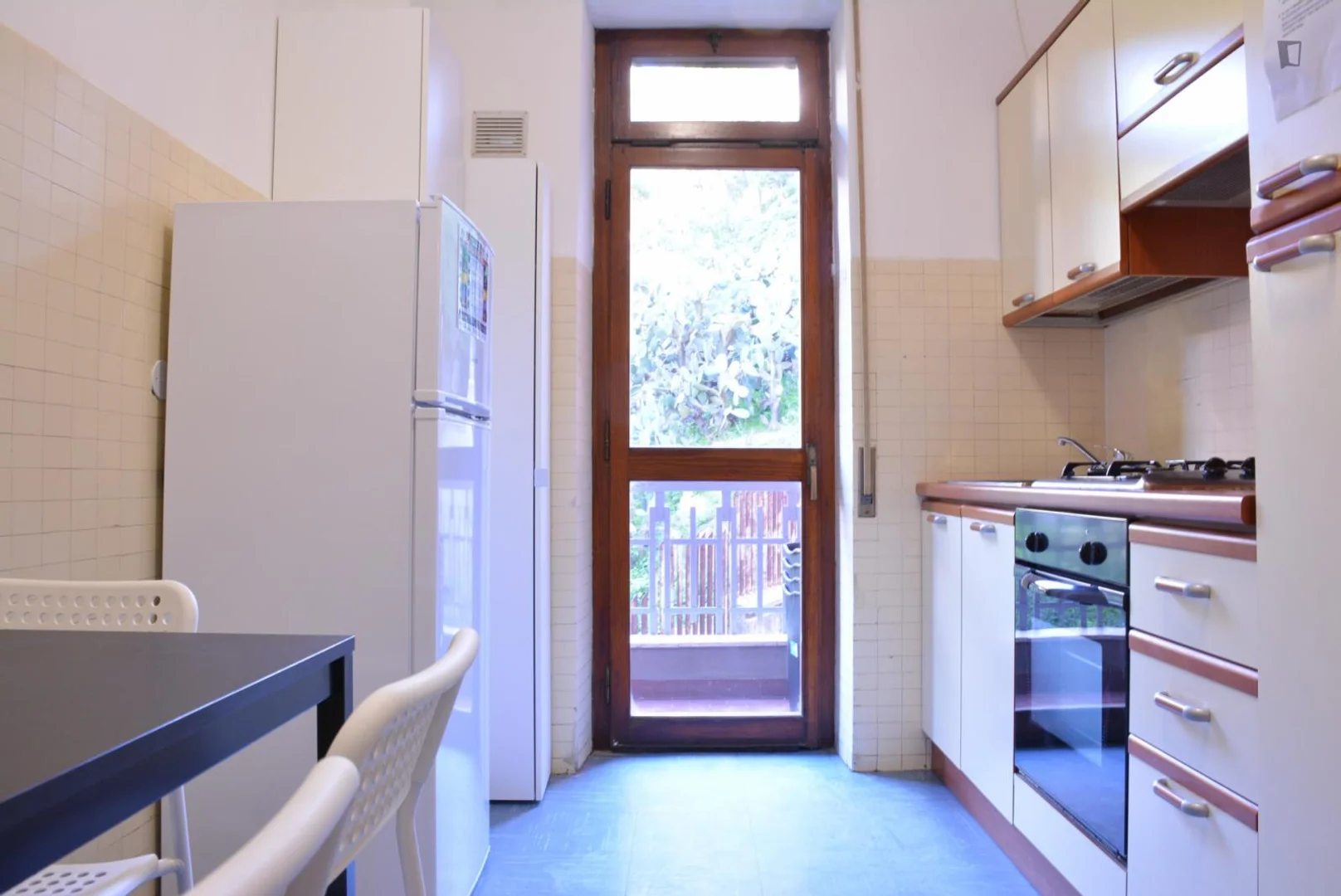 Habitación estudiantil funcional perfecta para estudiar en 