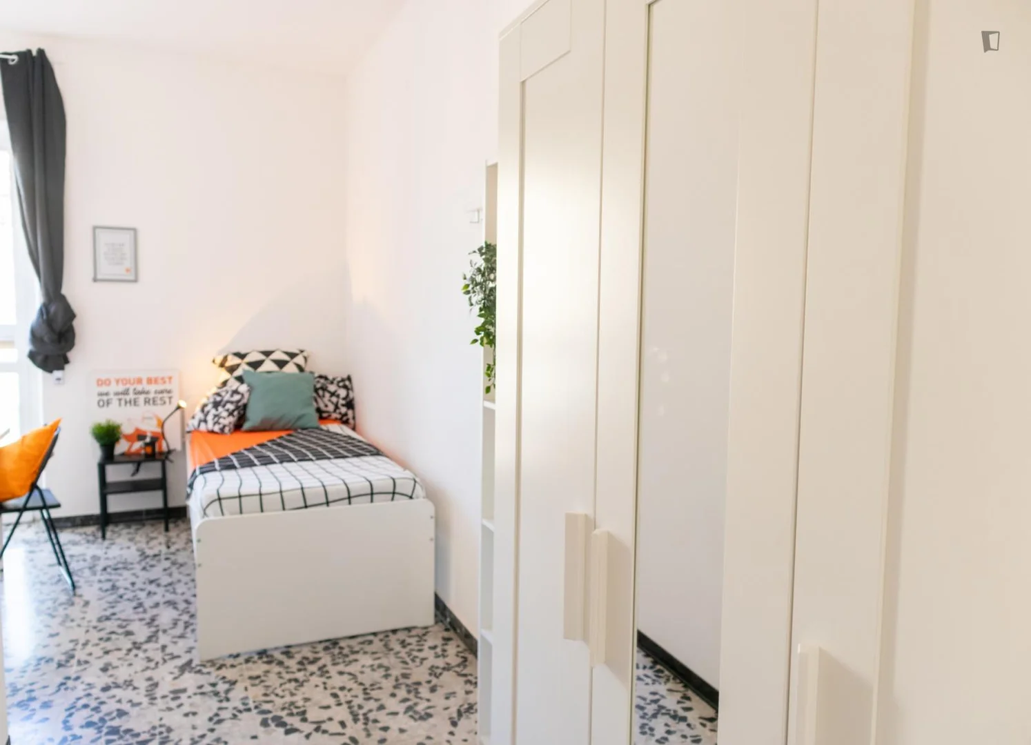 Habitación estudiantil luminosa y aireada con fácil acceso a la universidad en 