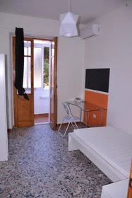 Habitación privada en Via Lombardia, imagen 1 de 9