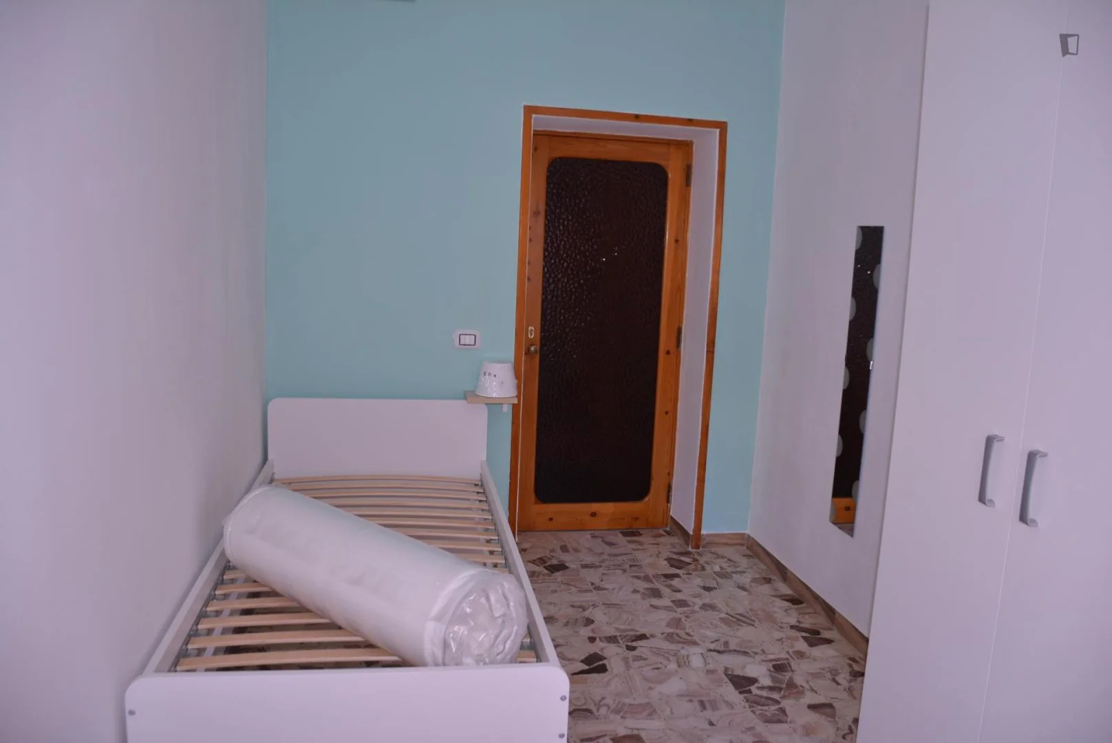 Habitación estudiantil luminosa y aireada con fácil acceso a la universidad en 