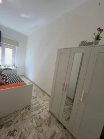 Habitación privada en Via Grazia Deledda, imagen 4 de 15