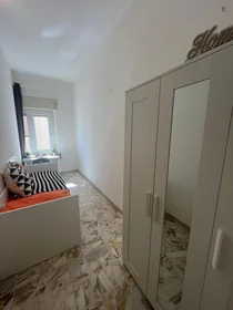 Habitación privada en Via Grazia Deledda, imagen 5 de 15