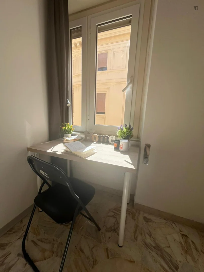 Habitación estudiantil funcional perfecta para estudiar en 
