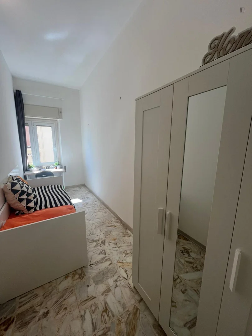 Habitación estudiantil luminosa y aireada con fácil acceso a la universidad en 