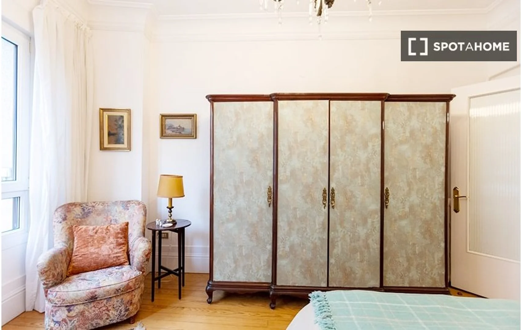 Affordable room for students with ample lighting in 