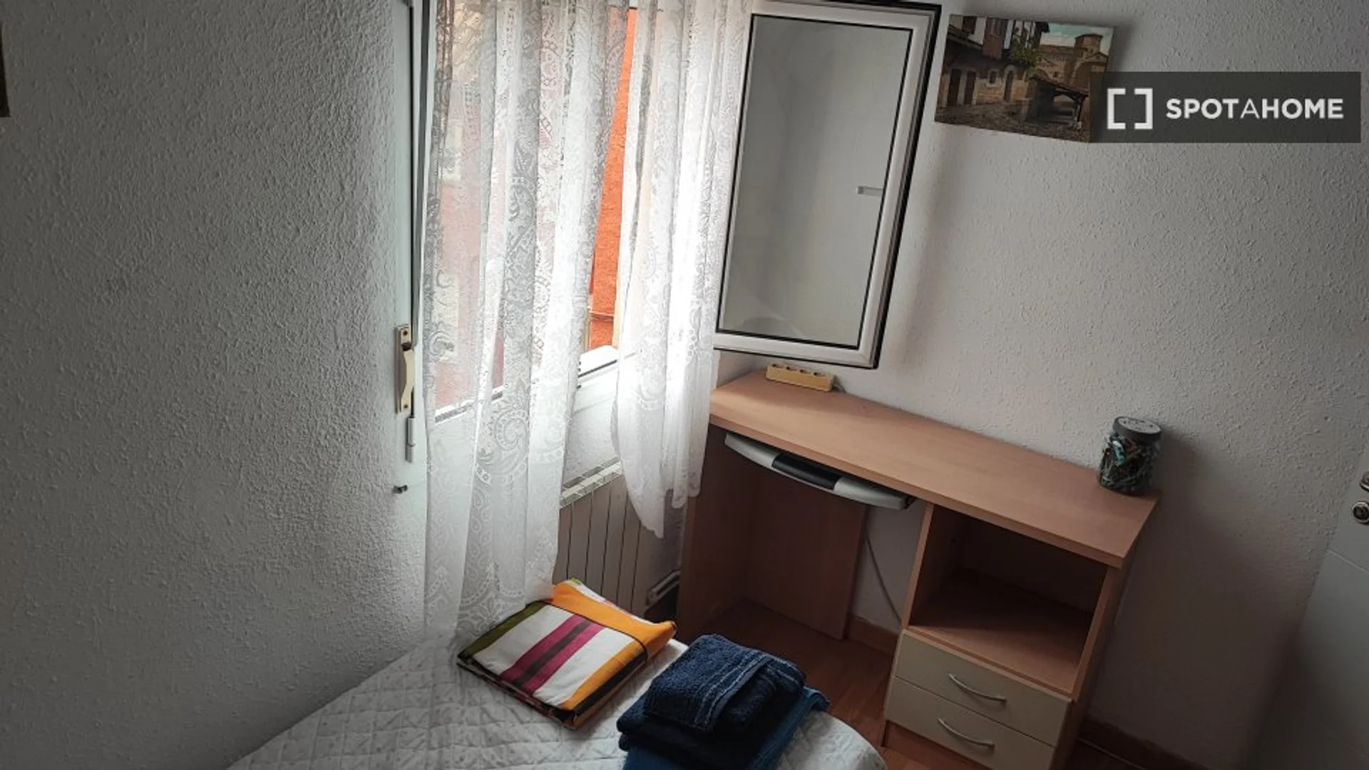 bölgesinde konforlu ve ferah öğrenci odası