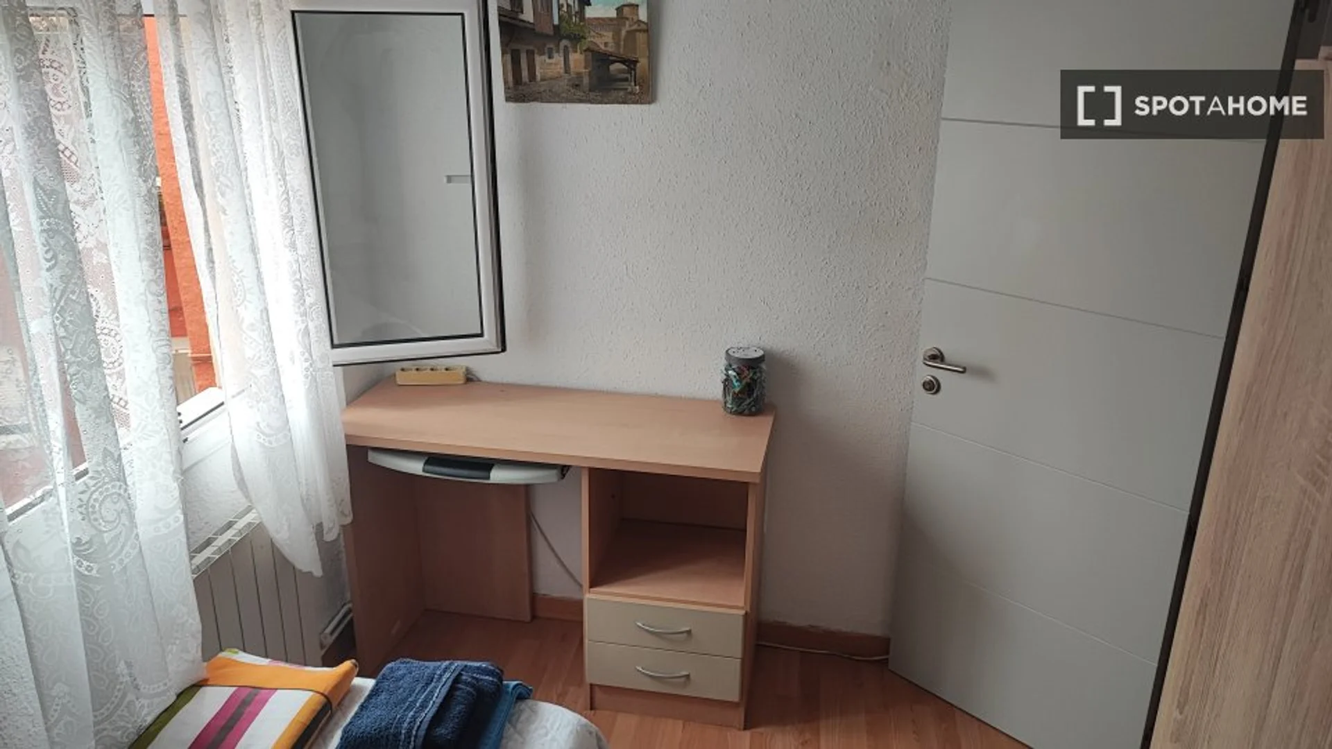 'da üniversiteye kolay erişime sahip aydınlık ve havadar öğrenci odası