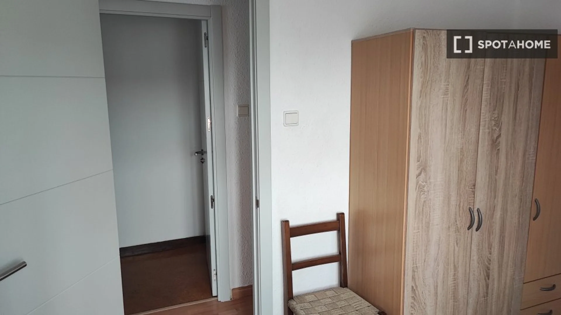 Öğrenciler için rahat oda bölgesinde mevcut