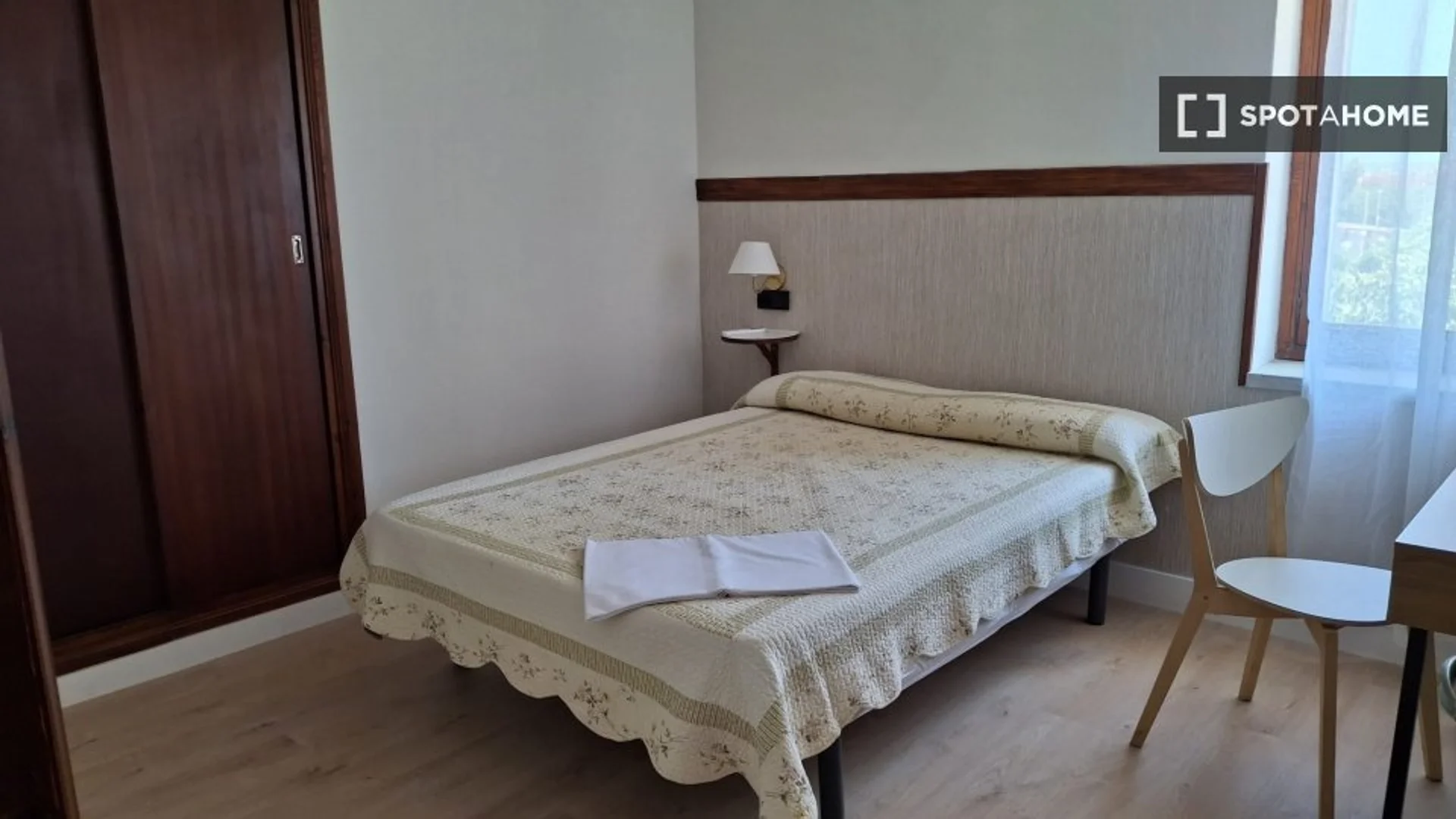 Affordable room for students with ample lighting in 