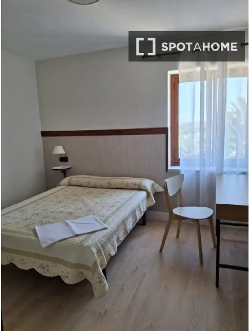 Bright and airy student room with easy university access in 