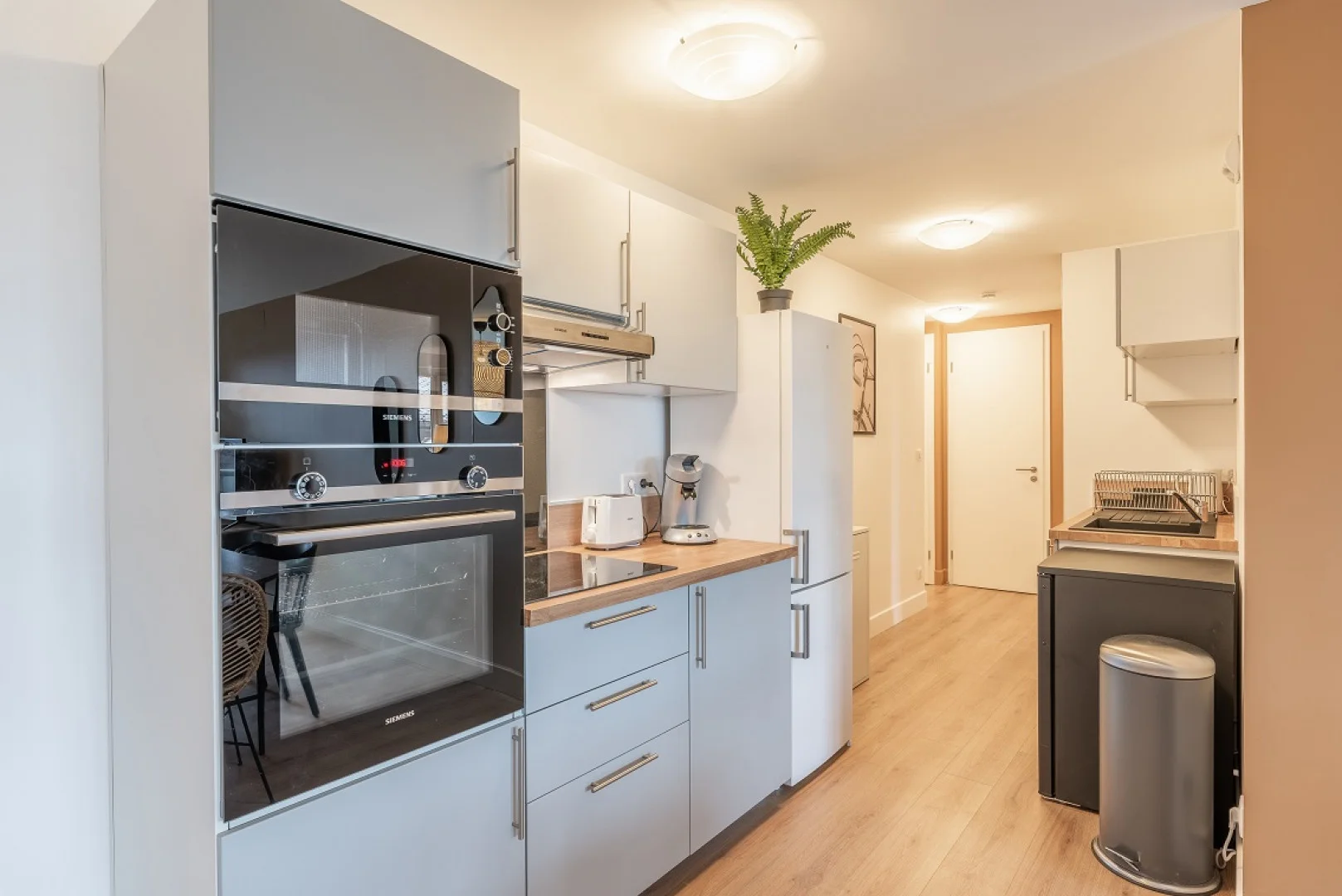Habitación estudiantil funcional perfecta para estudiar en 