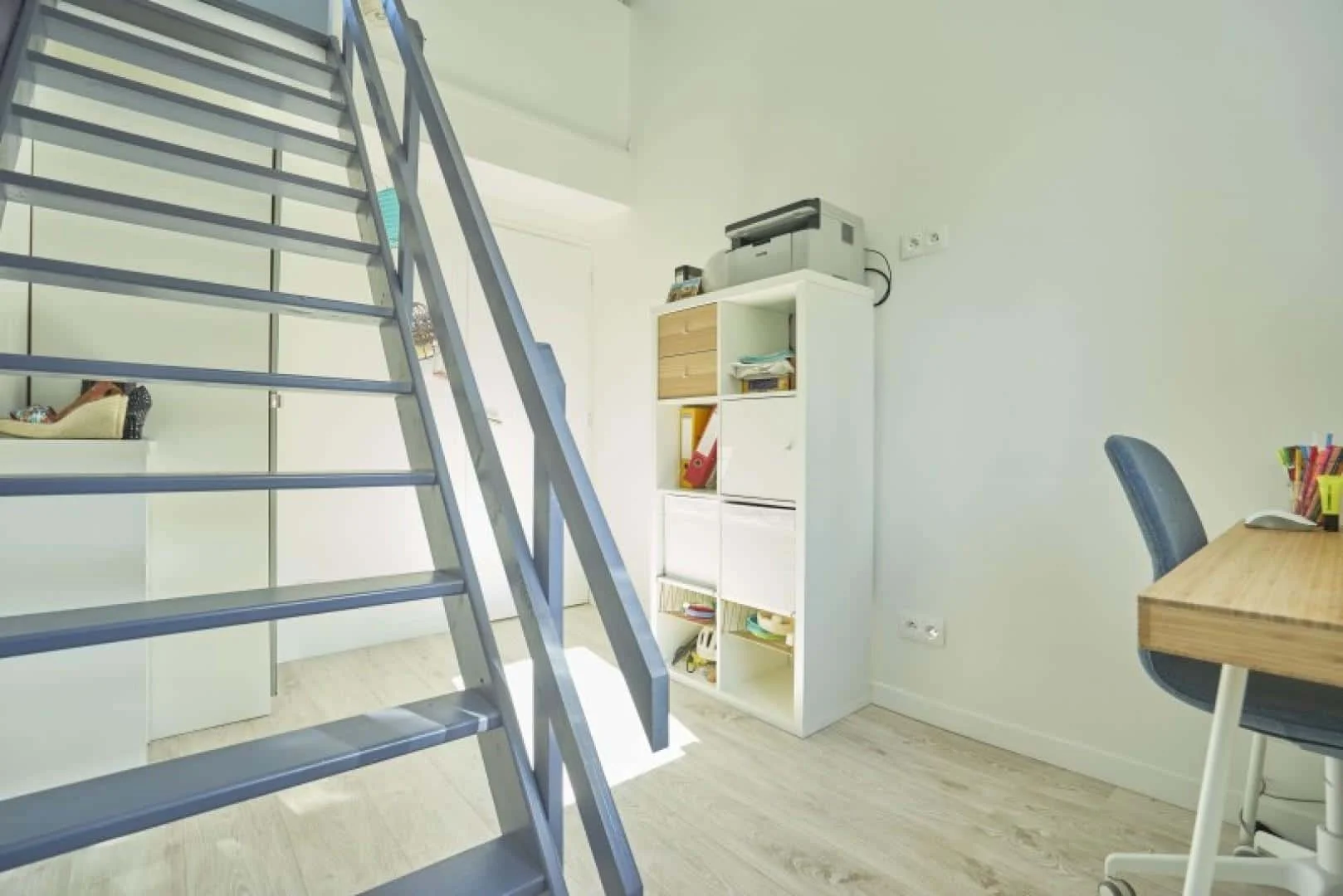 Affordable room for students with ample lighting in 