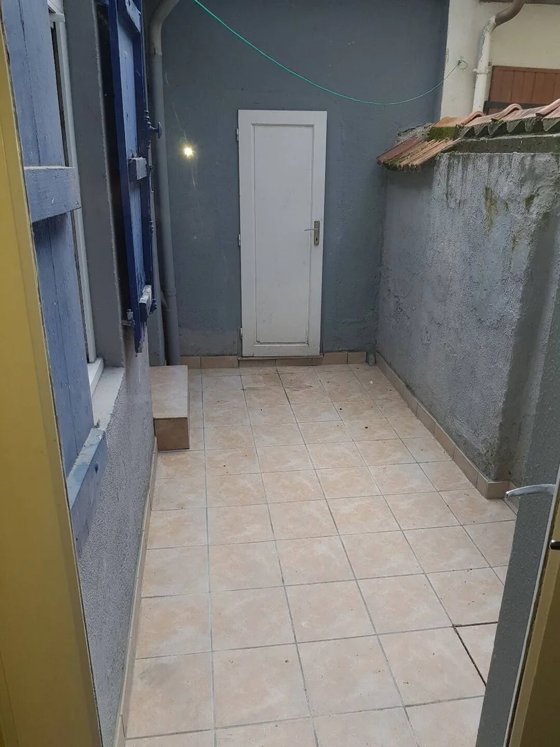 'da çalışma alanı ve ortak tesisler bulunan öğrenci odası