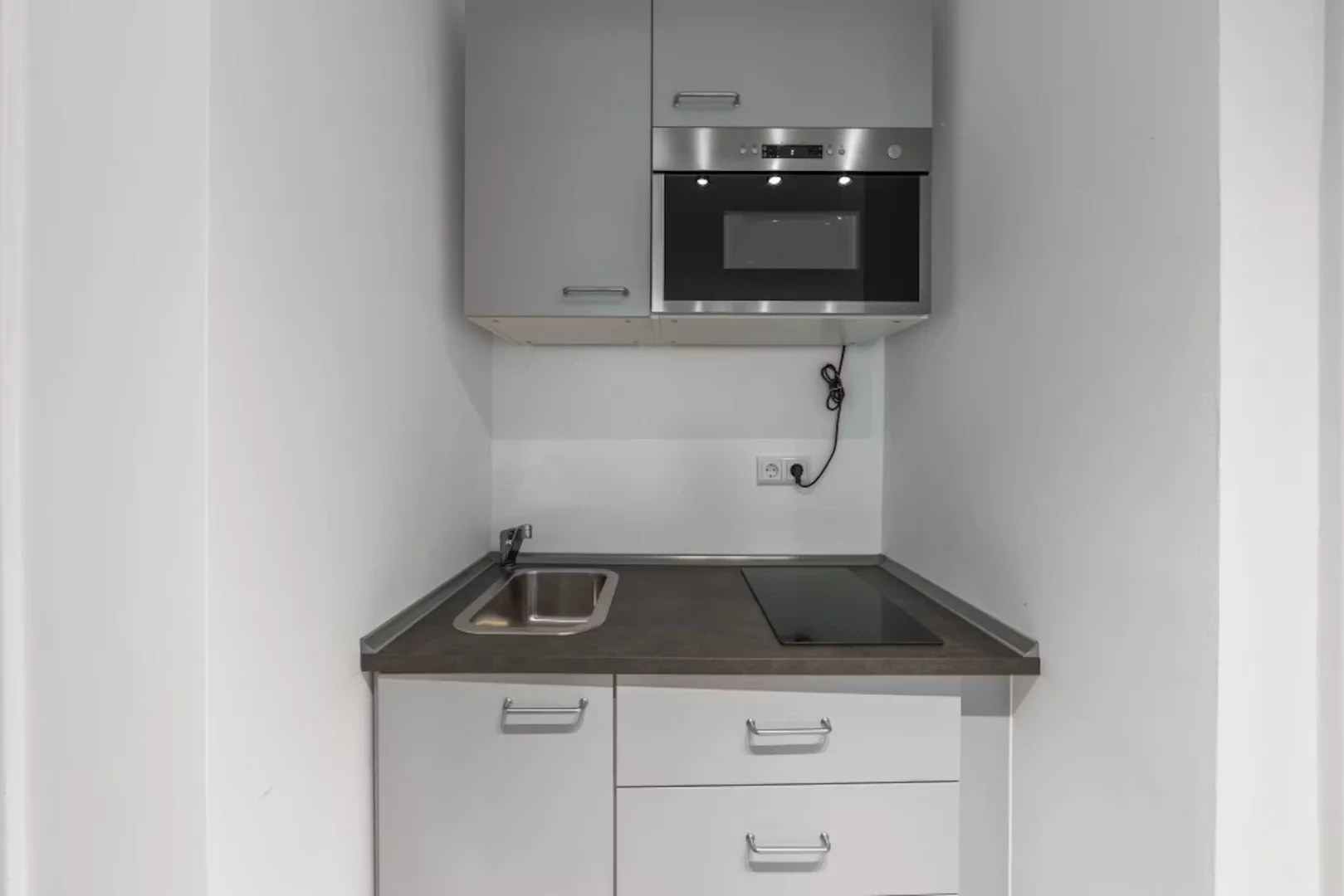 Habitación estudiantil luminosa y aireada con fácil acceso a la universidad en