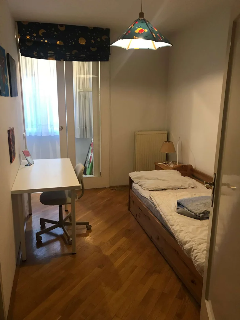 Bright and airy student room with easy university access in 