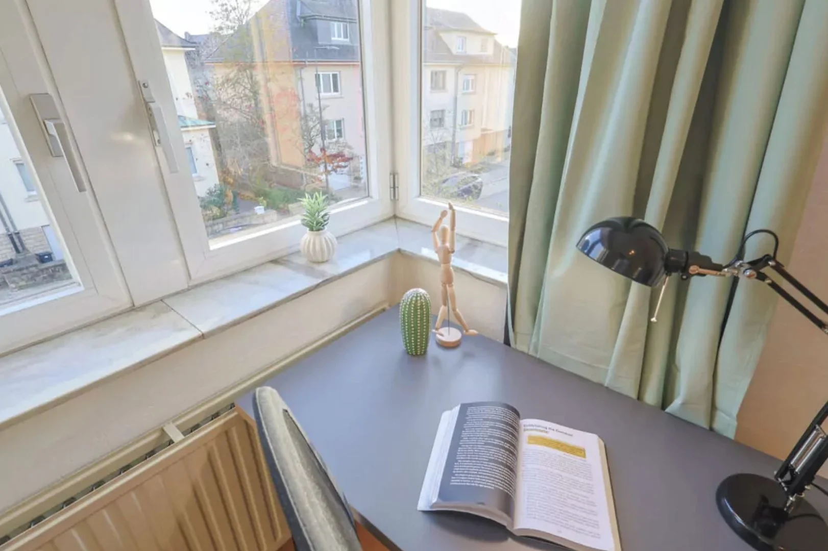 Comfortable and spacious student room in 