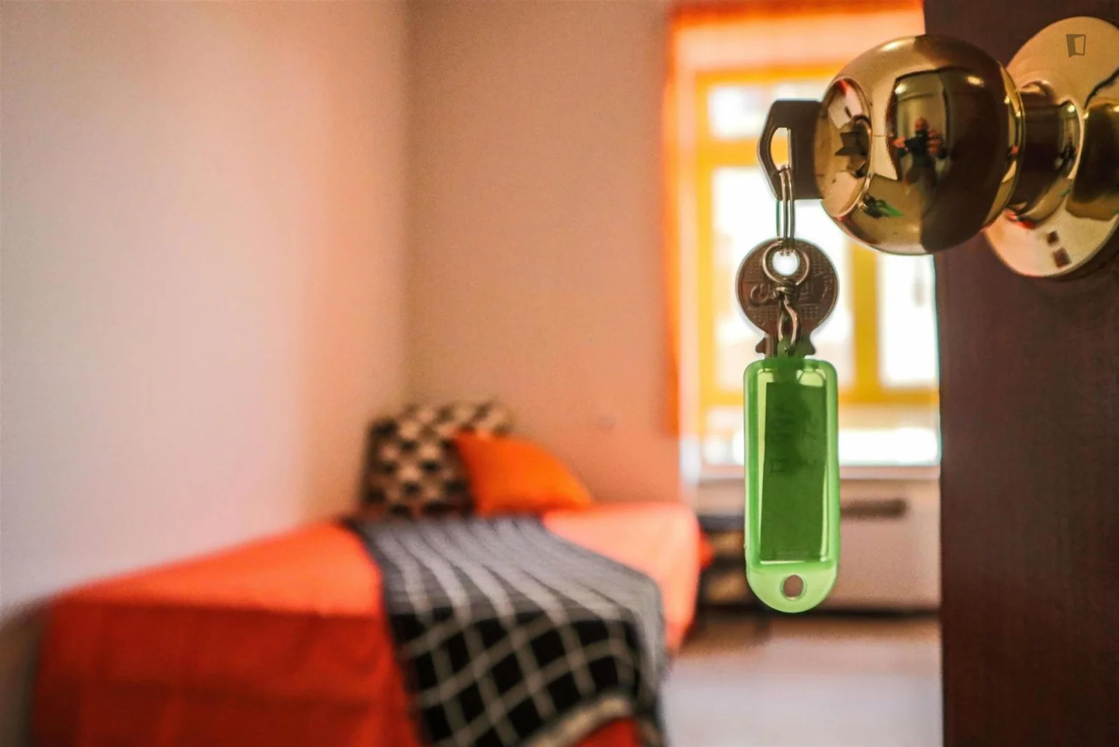 Habitación estudiantil luminosa y aireada con fácil acceso a la universidad en 