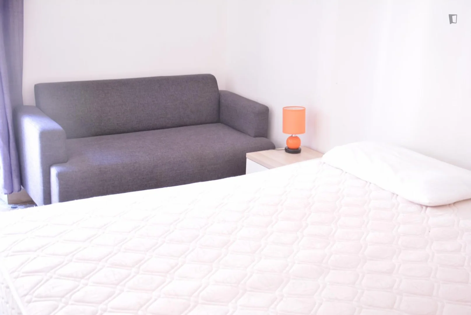 Habitación estudiantil luminosa y aireada con fácil acceso a la universidad en 