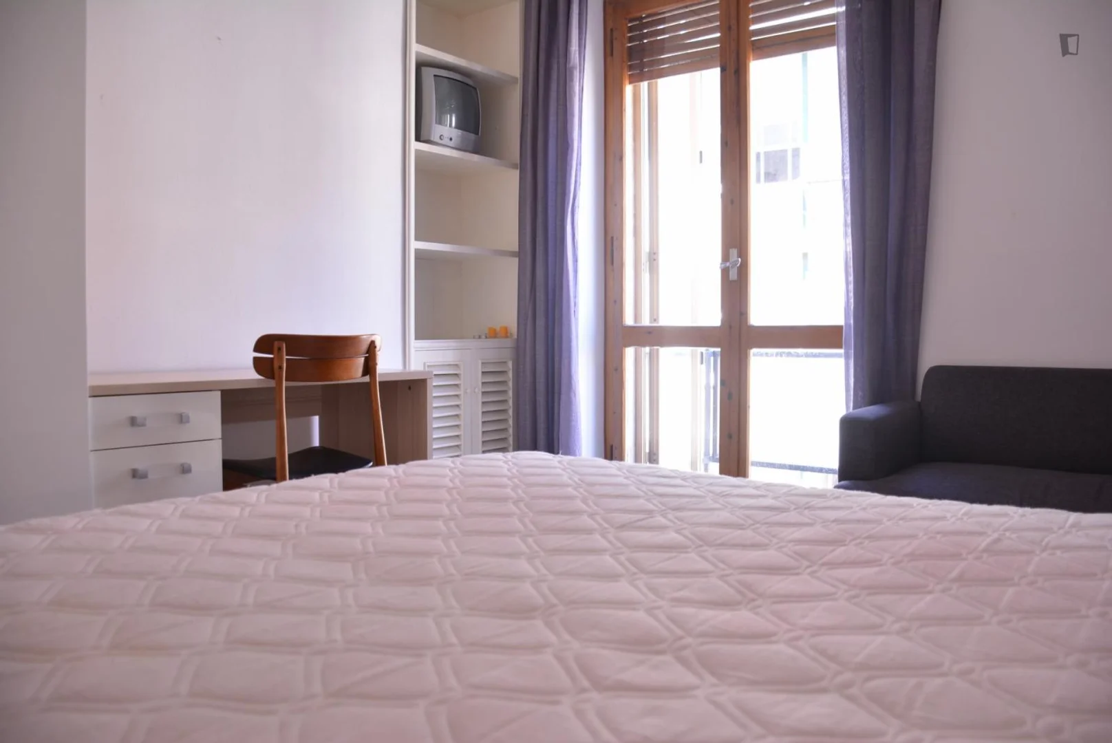 Habitación para estudiantes en  con área de estudio y facilidades compartidas