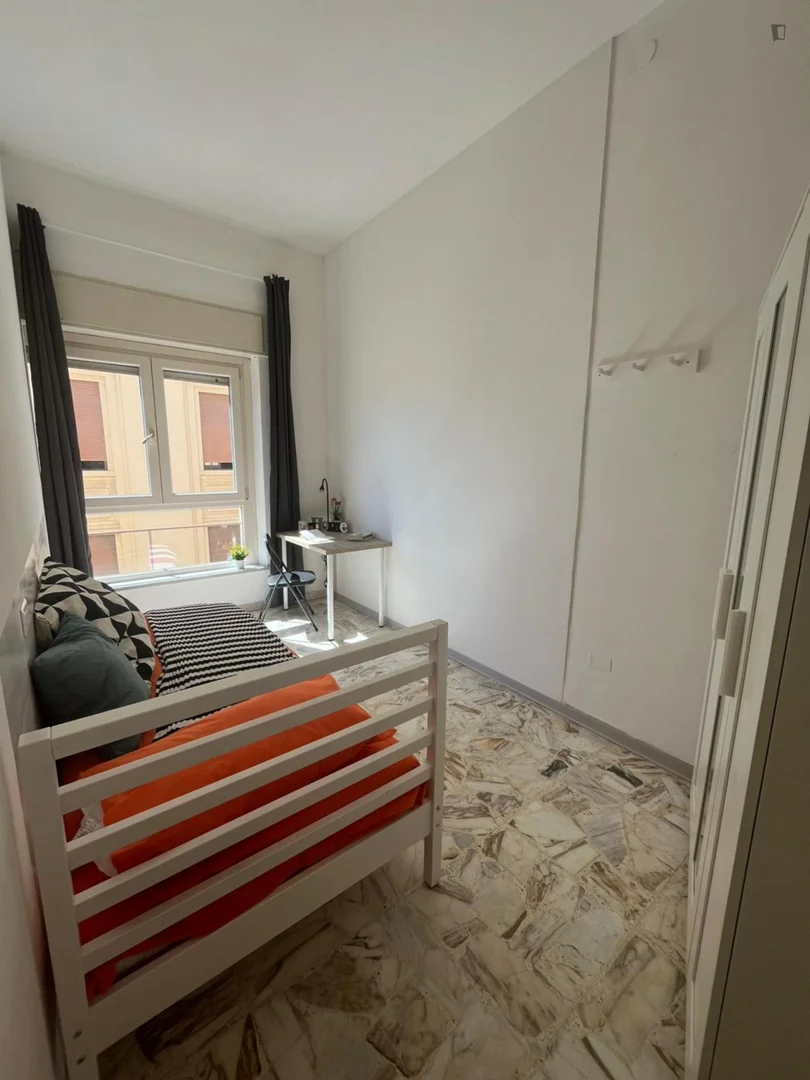 Habitación estudiantil funcional perfecta para estudiar en 