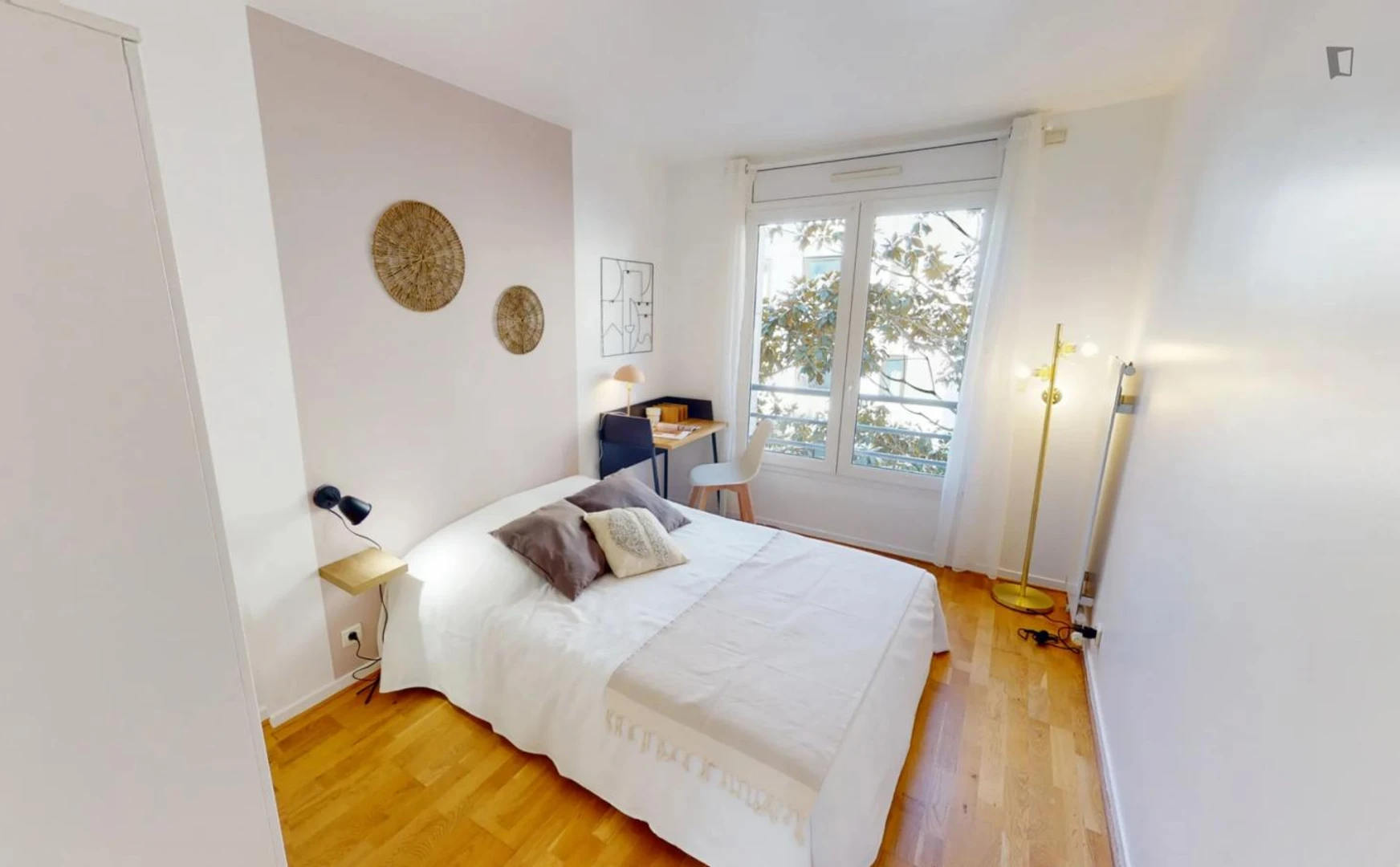 Room for rent with double bed paris