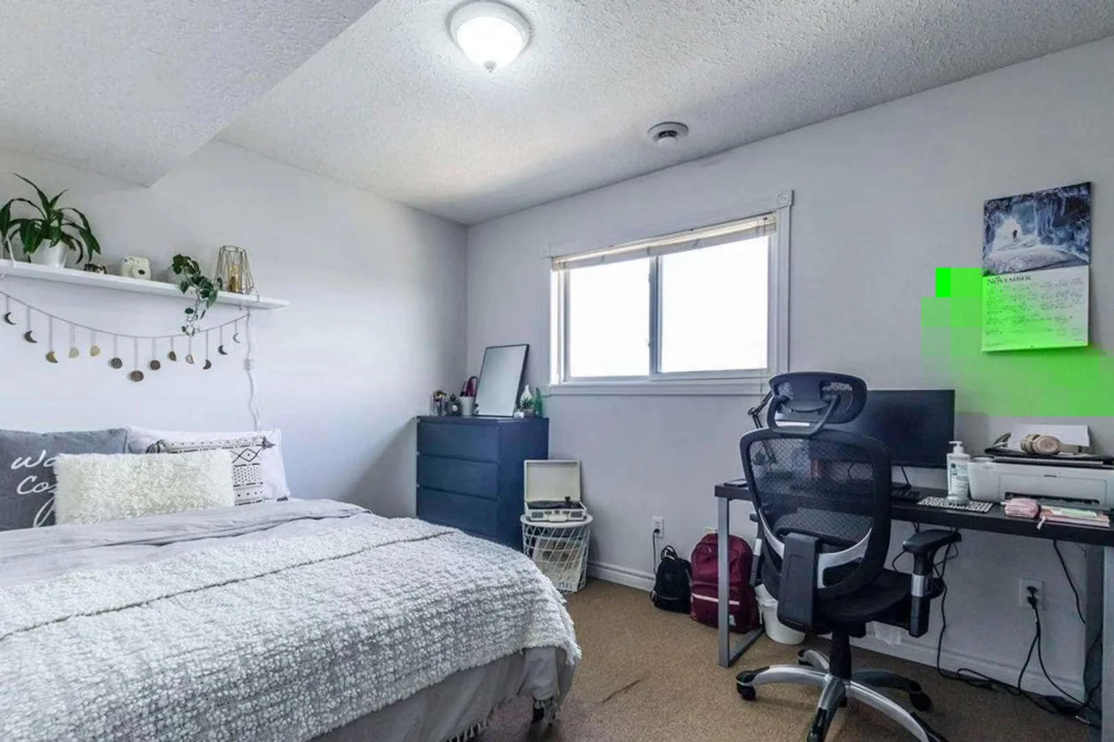 Quarto acessível para estudantes com iluminação ampla em 