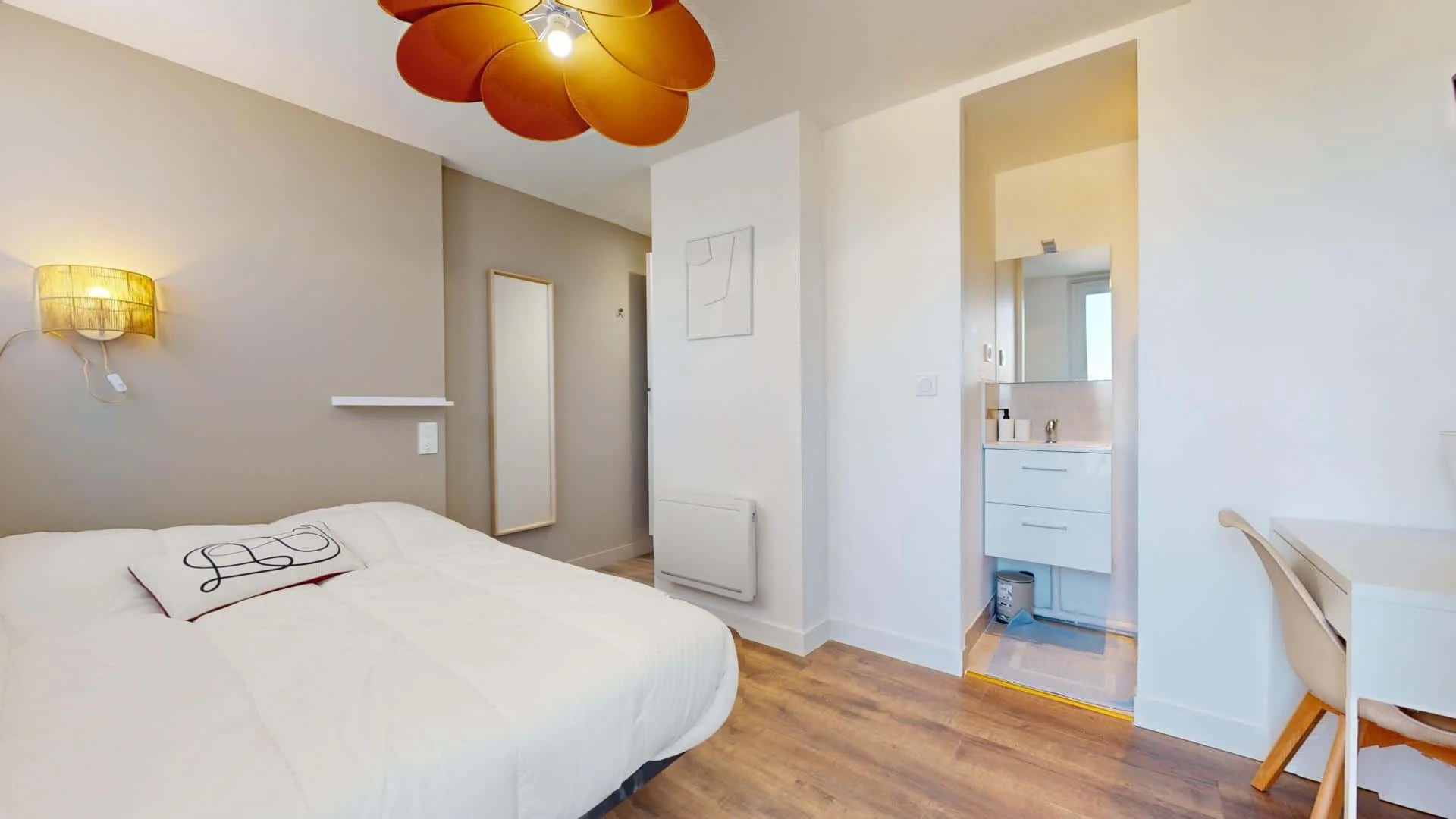 Chambre d'étudiant à  avec espace d'étude et installations communes
