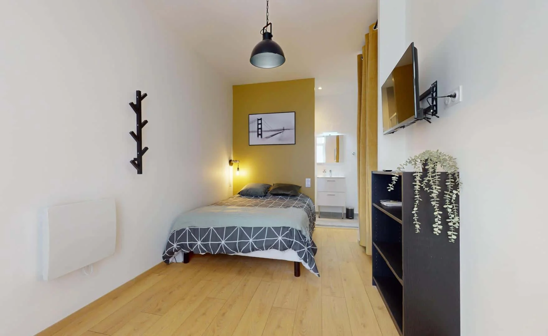 Chambre d'étudiant lumineuse et aérée avec accès facile à l'université dans