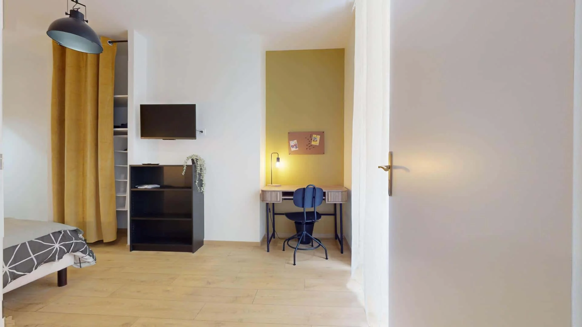 Chambre d'étudiant lumineuse et aérée avec accès facile à l'université dans