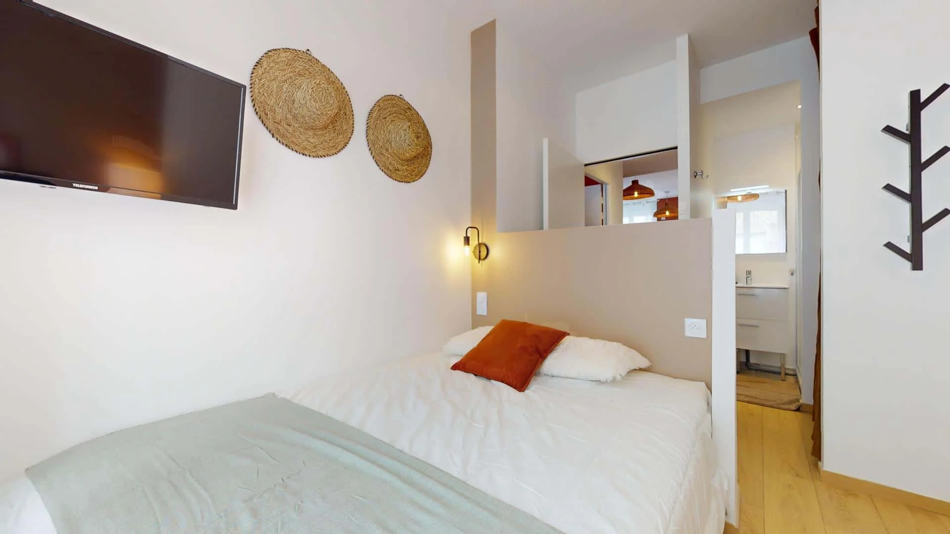 Habitación estudiantil luminosa y aireada con fácil acceso a la universidad en