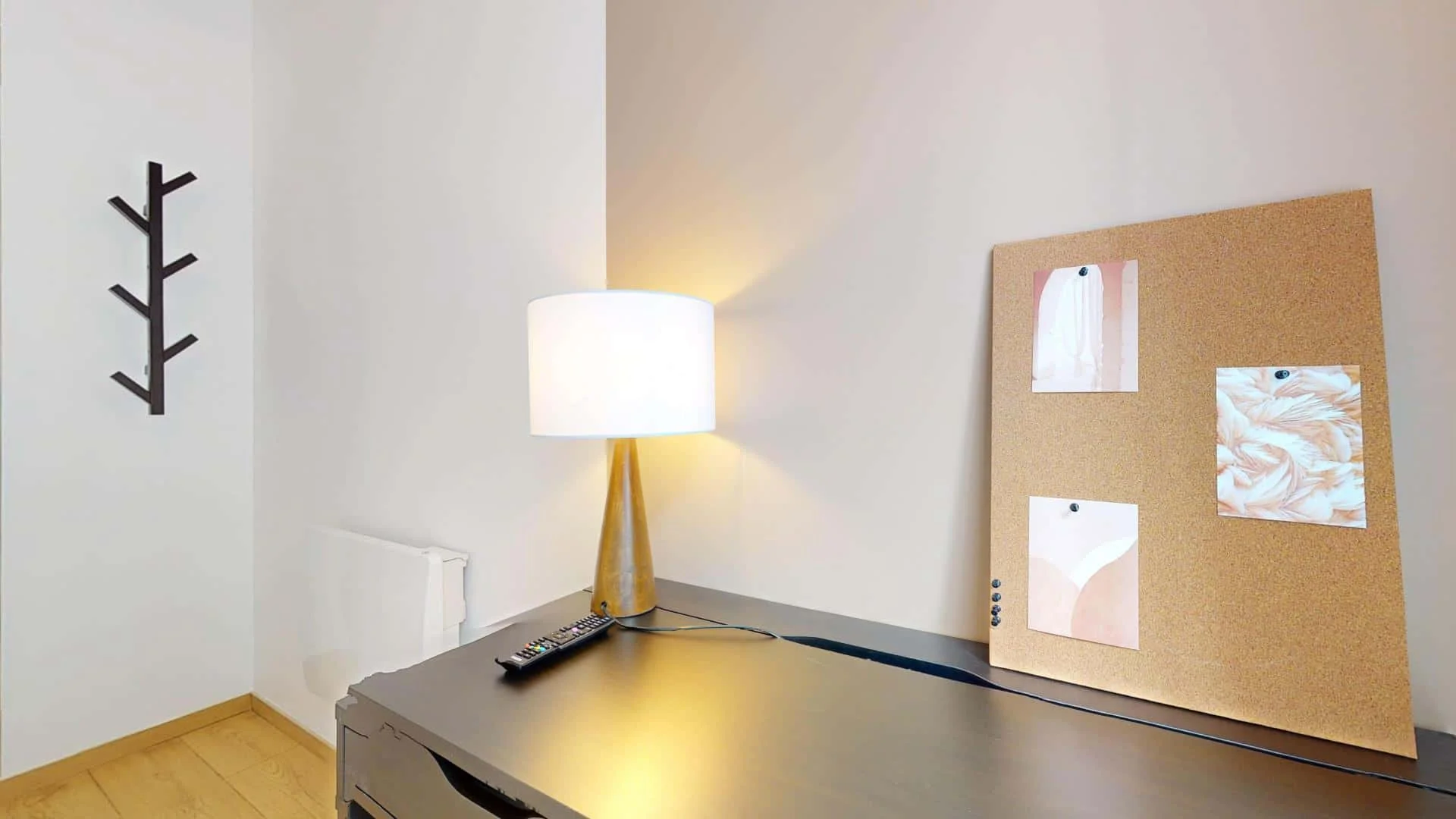 Habitación estudiantil luminosa y aireada con fácil acceso a la universidad en
