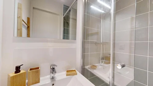Chambre privée à 2 Rue de Wassy, 44100 Nantes, France, image 8 de 22
