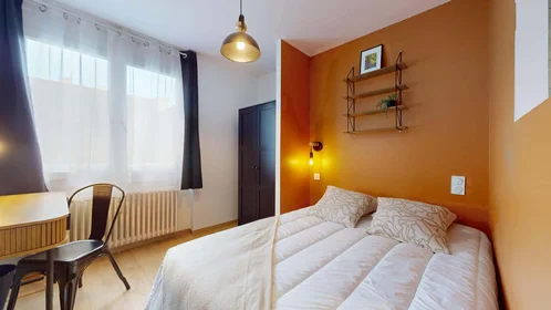Habitación privada en 1 Rue Pierre Termier, 42100 Saint-Étienne, France, imagen 1 de 20