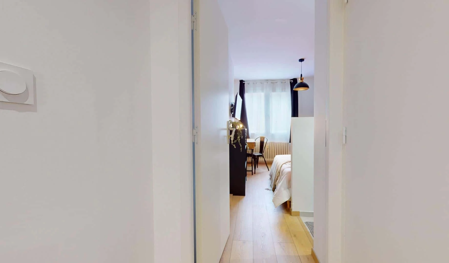 Chambre d'étudiant à  avec espace d'étude et installations communes