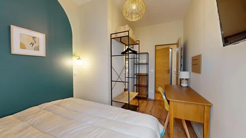 Chambre privée à 8 Rue Montlaurent, 51100 Reims, France, image 1 de 10