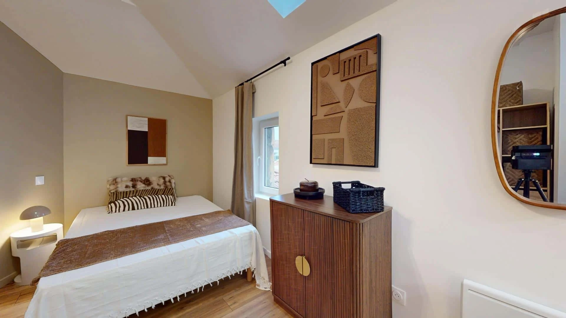Quarto de estudante em com área de estudo e instalações partilhadas