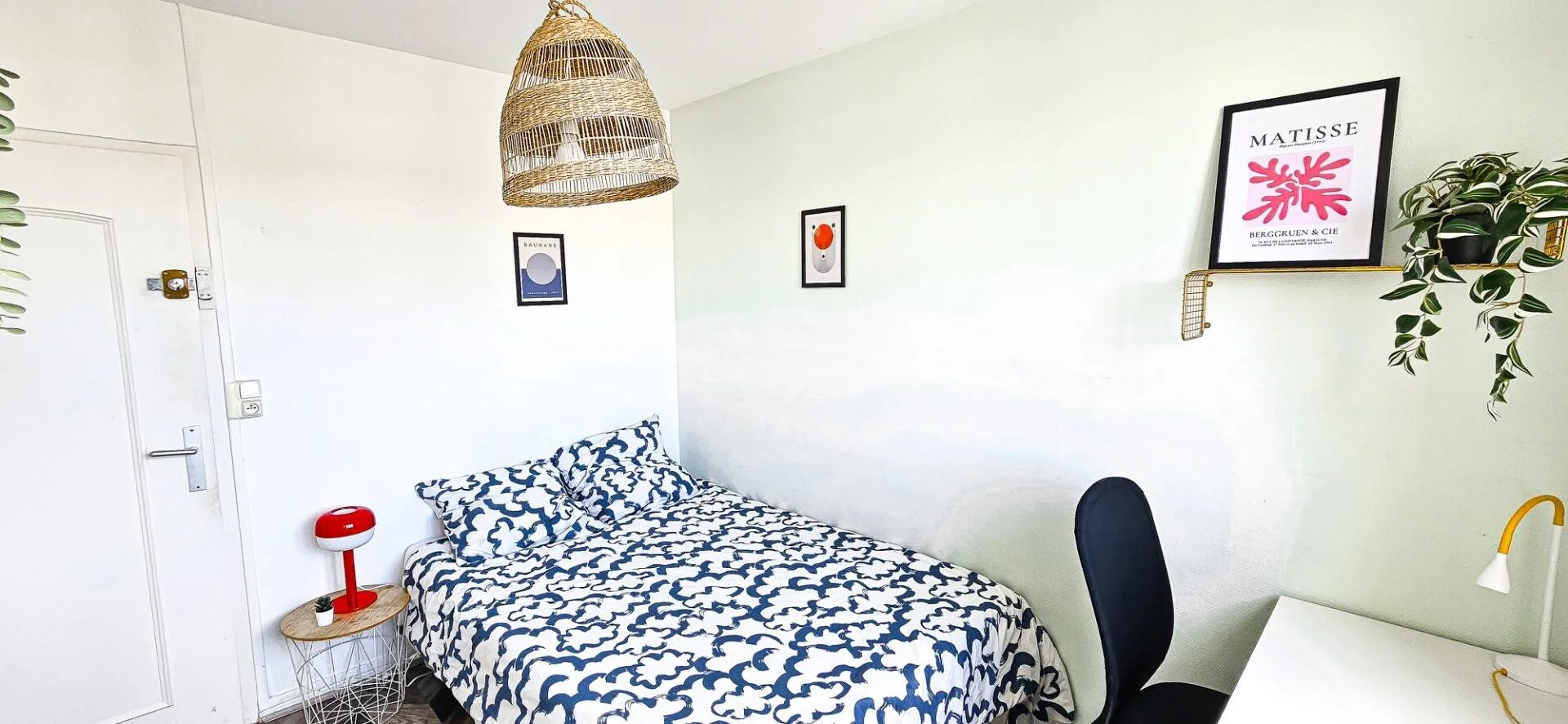 Quarto acessível para estudantes com iluminação ampla em 