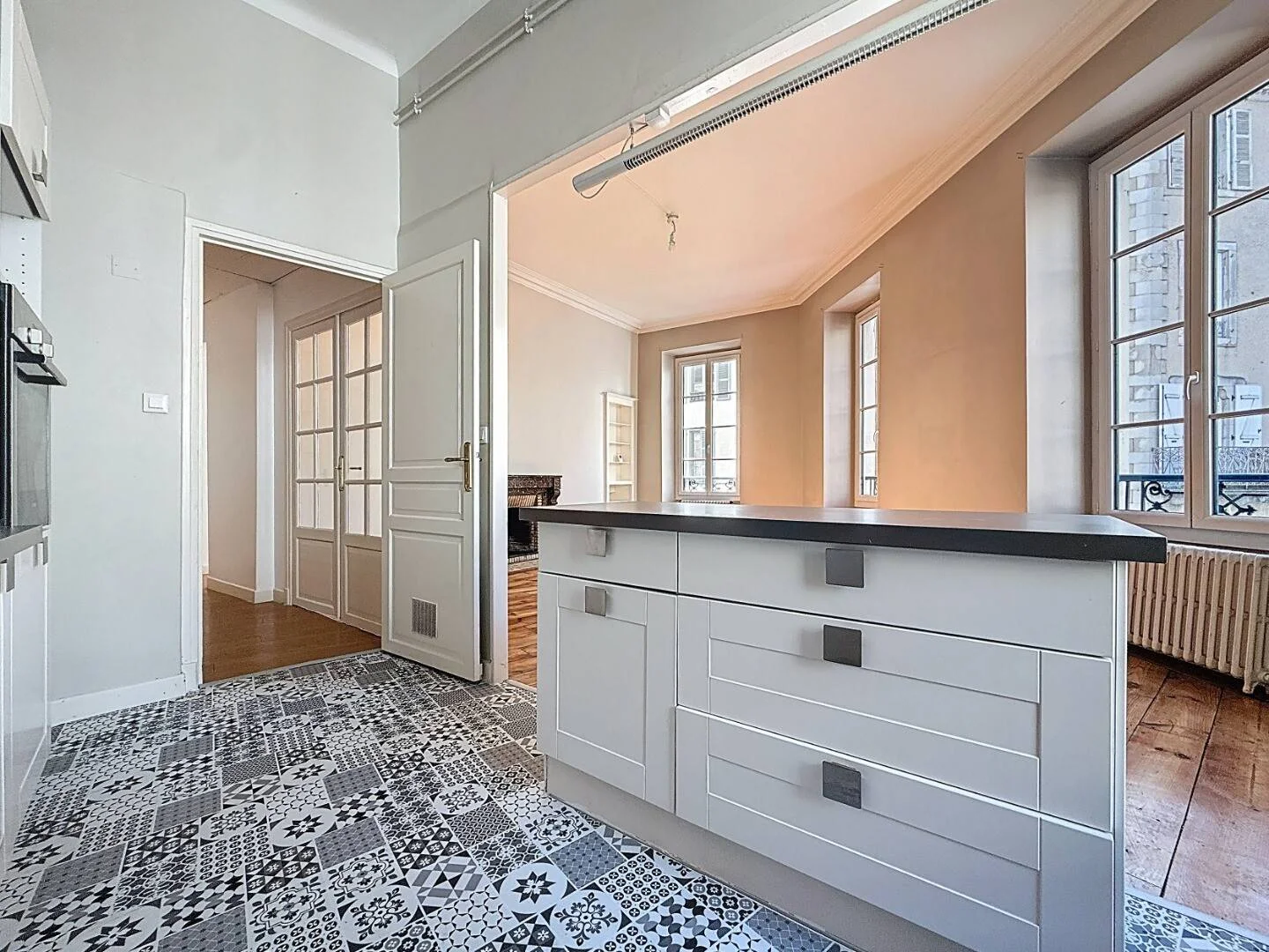 Quarto de estudante luminoso e arejado com acesso fácil à universidade em 