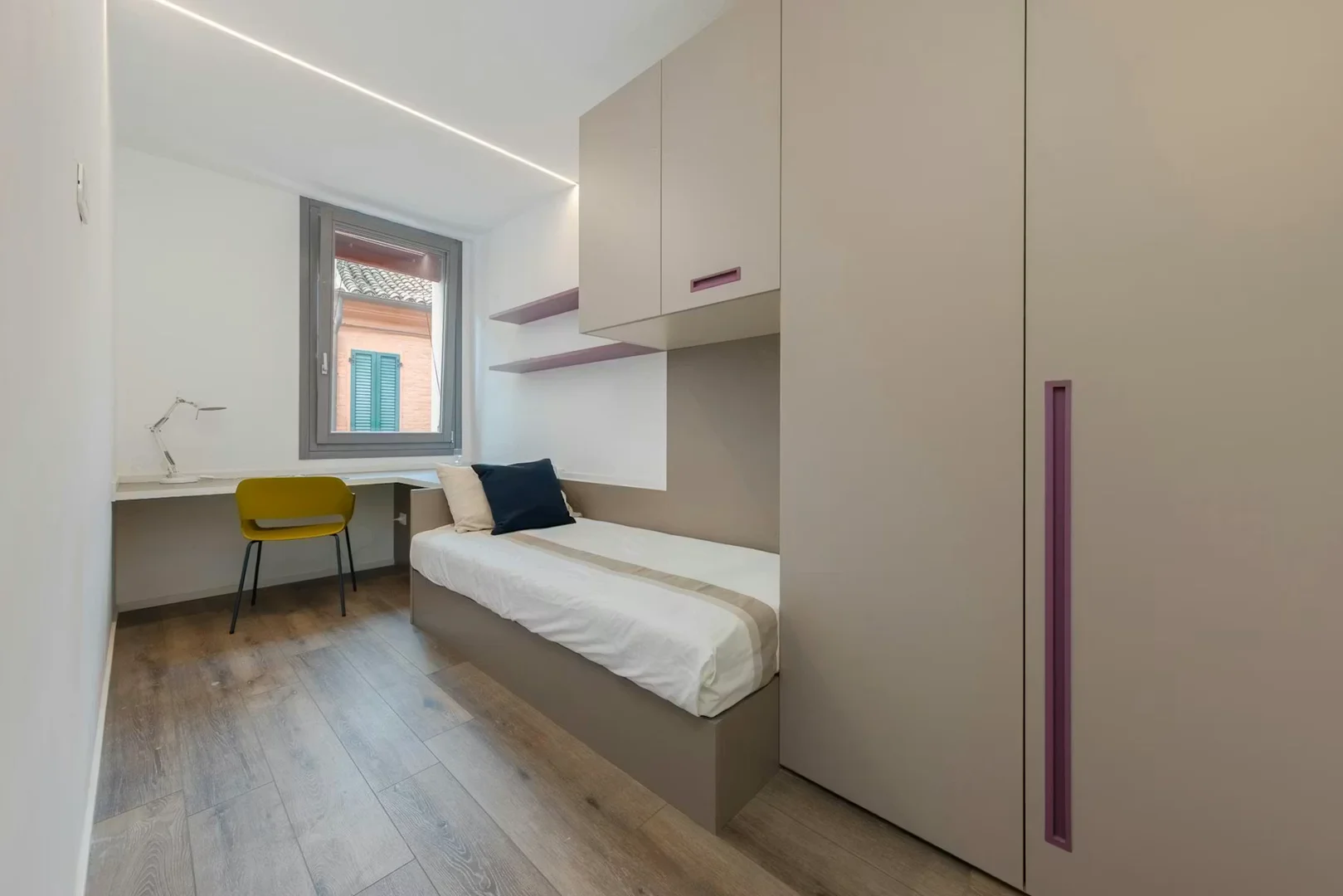 Budget-friendly student room close to campus in