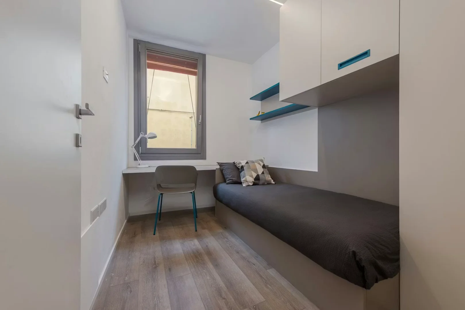 Quarto para alugar em apartamento de estudantes em , totalmente mobilado