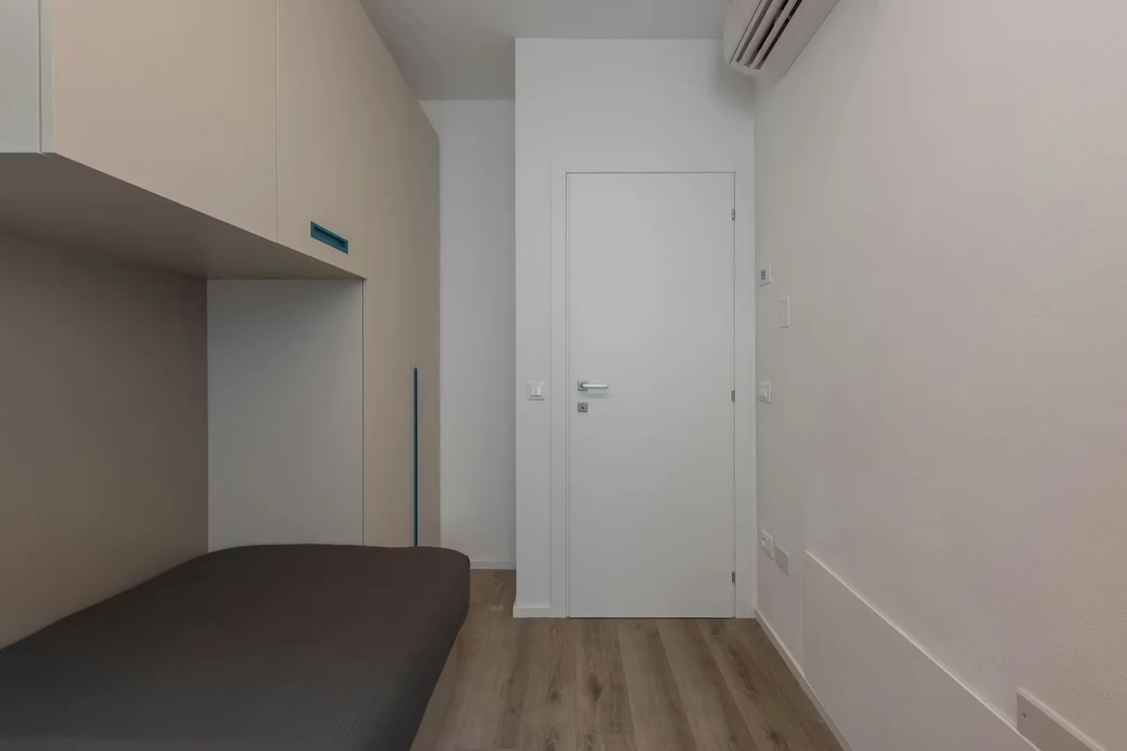 Quarto de estudante luminoso e arejado com acesso fácil à universidade em 