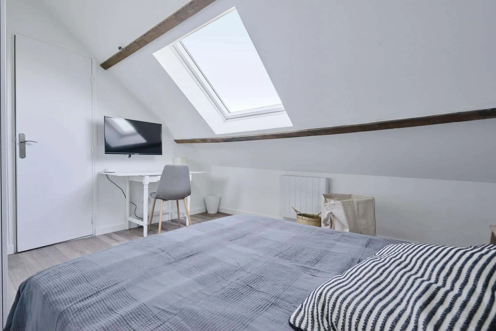 Habitación estudiantil funcional perfecta para estudiar en