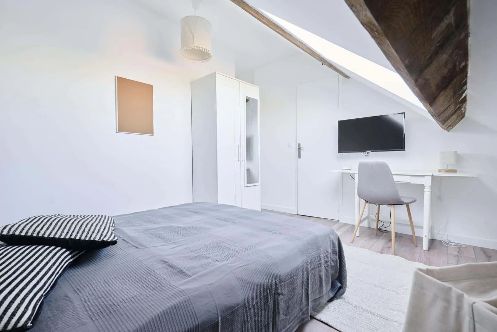 Habitación estudiantil económica cerca del campus en